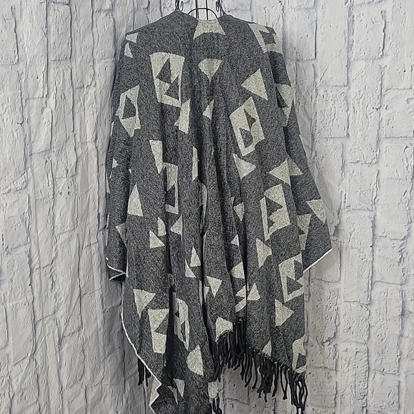 CRISTINA CHITI MADE IN ITALY Gray Aztec Fringed‎ Blanket Poncho Wrap OS - Picture 6 of 7